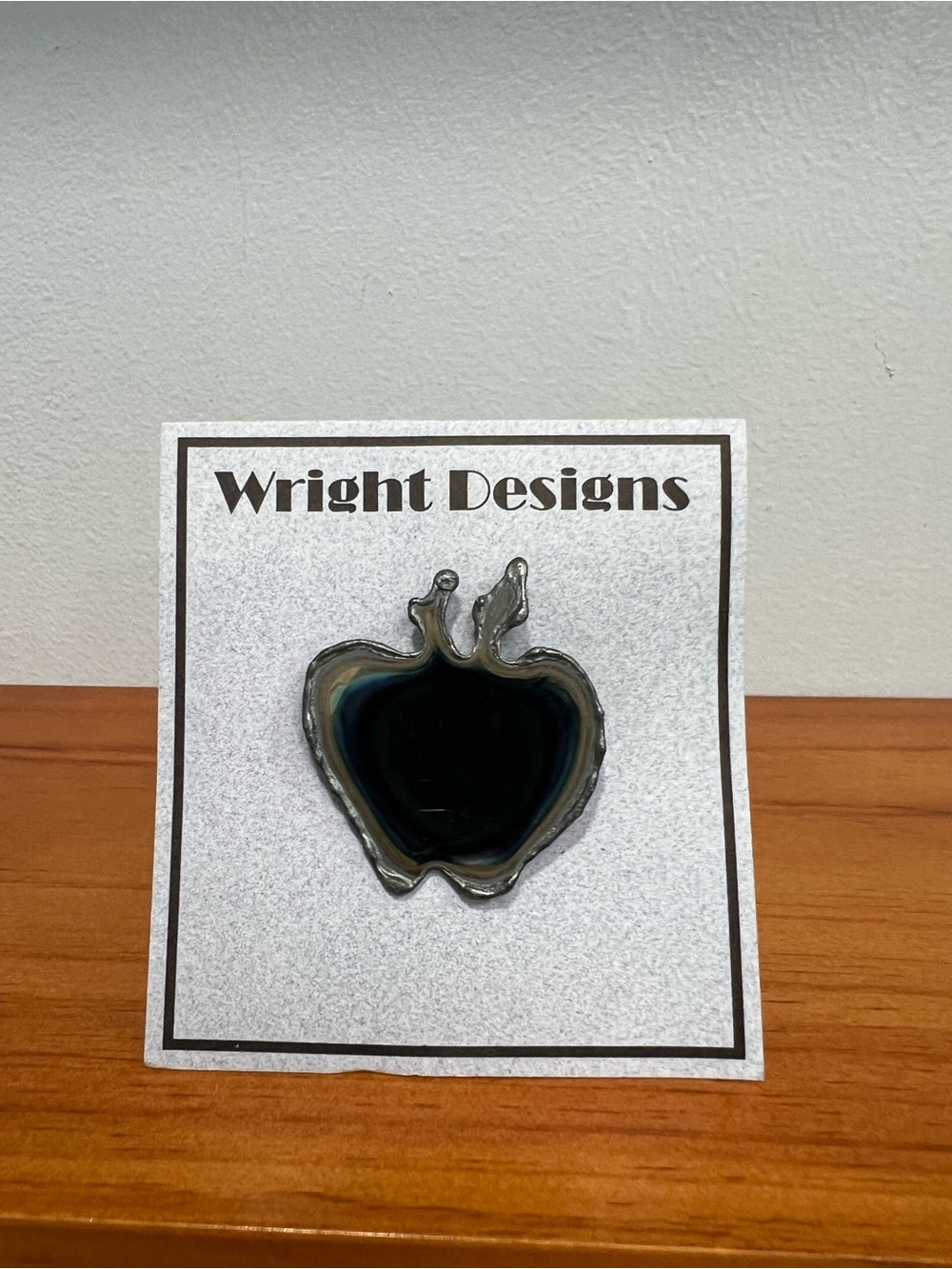 WRIGHT DESIGNS Metal Apple Brooch Pin NEW On Card 2 Scratches See Photo 7